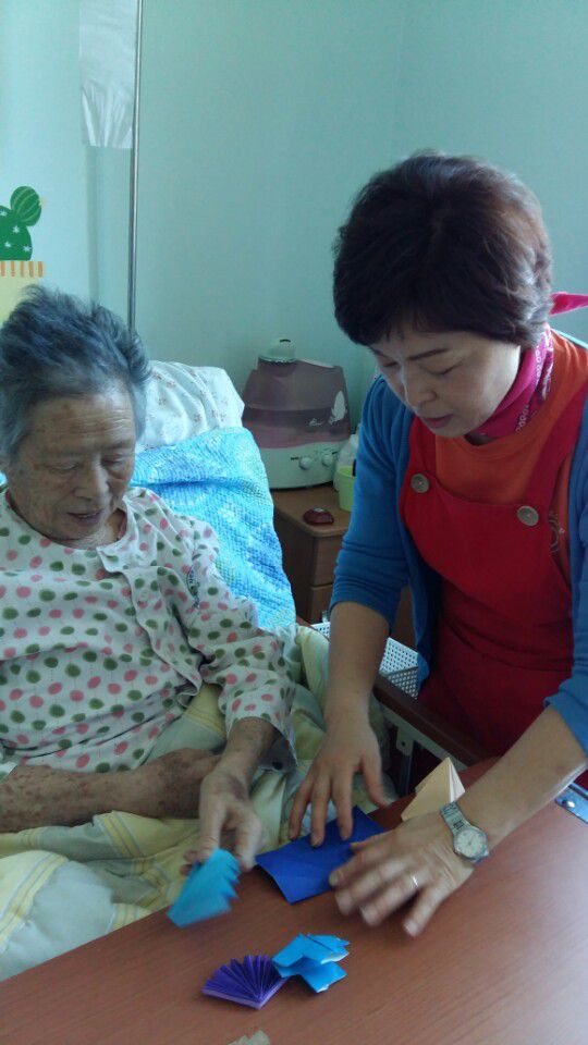 색종이접기 프로그램 진행하였습니다.