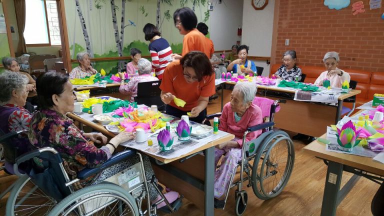 석존성탄절을  준비하며 연꽃 만들었습니다
