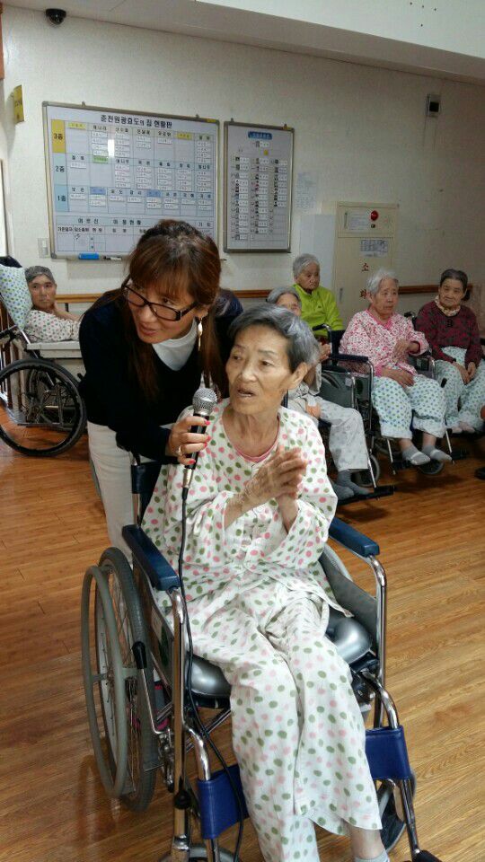 노래자랑에 보호자님도 함께 해주셨습니다~