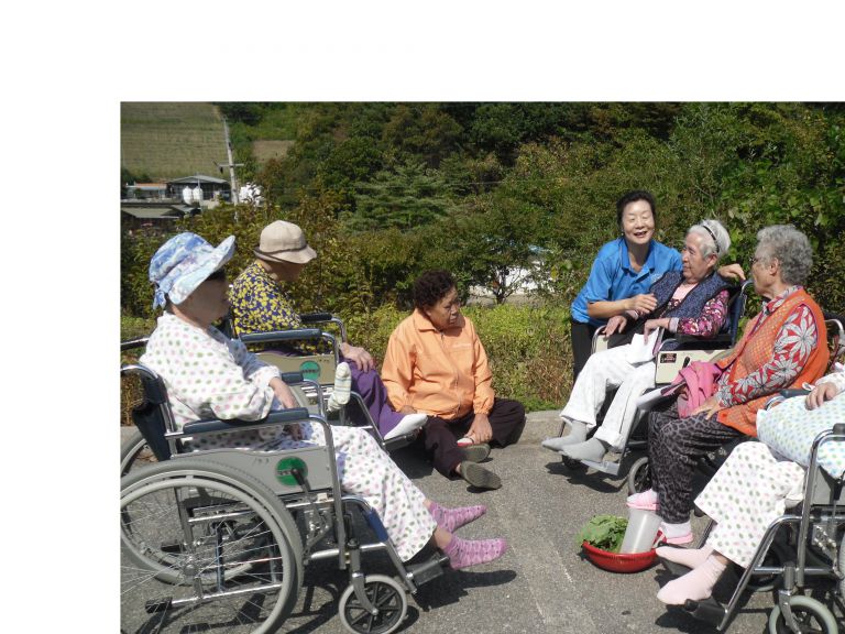 어르신들 좋은 가을 날씨에 [힐링산책] 나가셨어요~