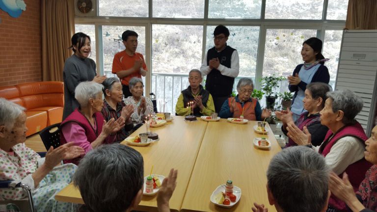 2월 생신잔치 진행하였습니다.