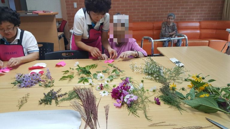 어르신들이 가을꽃으로 만든 컵뚜껑이에요