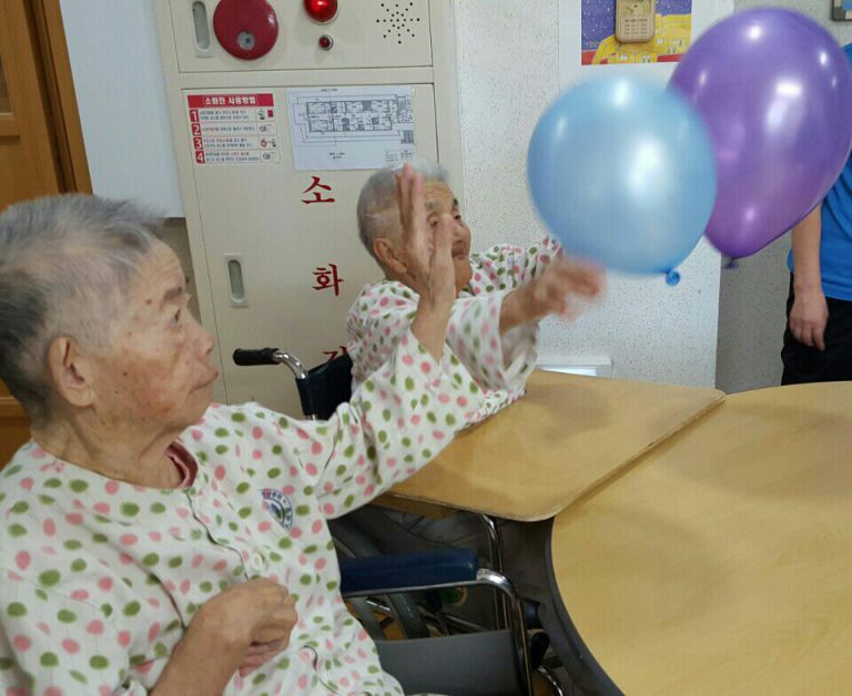 어르신들 풍선배구 실내체육 프로그램 진행 하셨습니다.